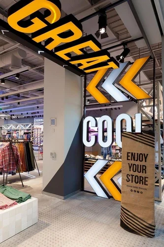 Retail shop signage and storefront branding in Dubai