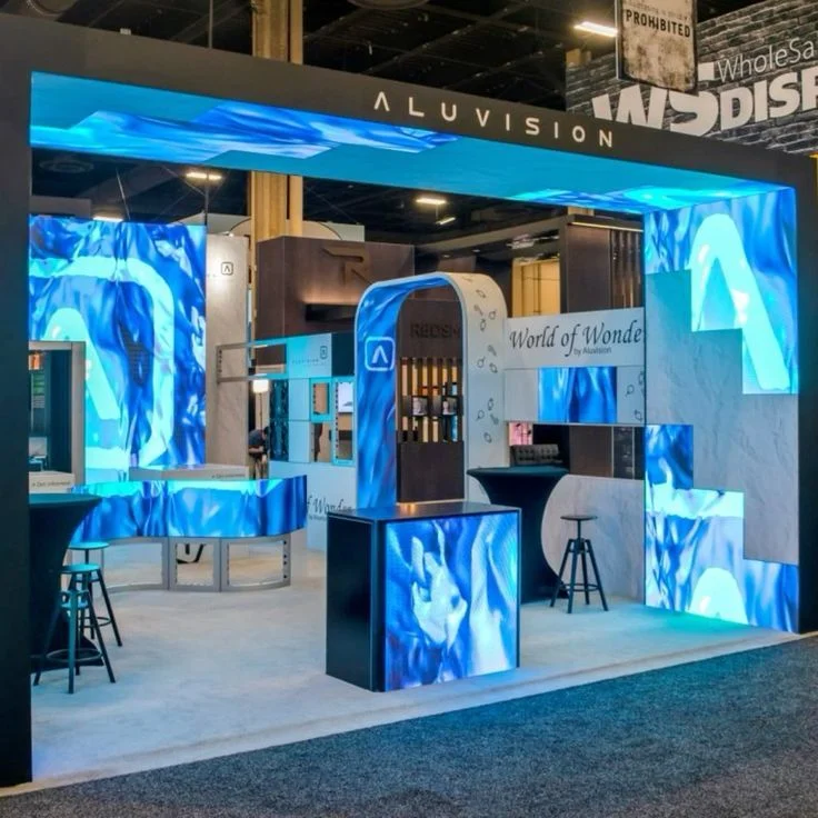 Make your brand the centre of attention. LED exhibition booth at a Dubai trade show